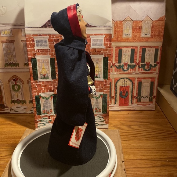 Byers’ Choice Ltd. Woman Bell Ringer With Kettle. - Picture 13 of 17